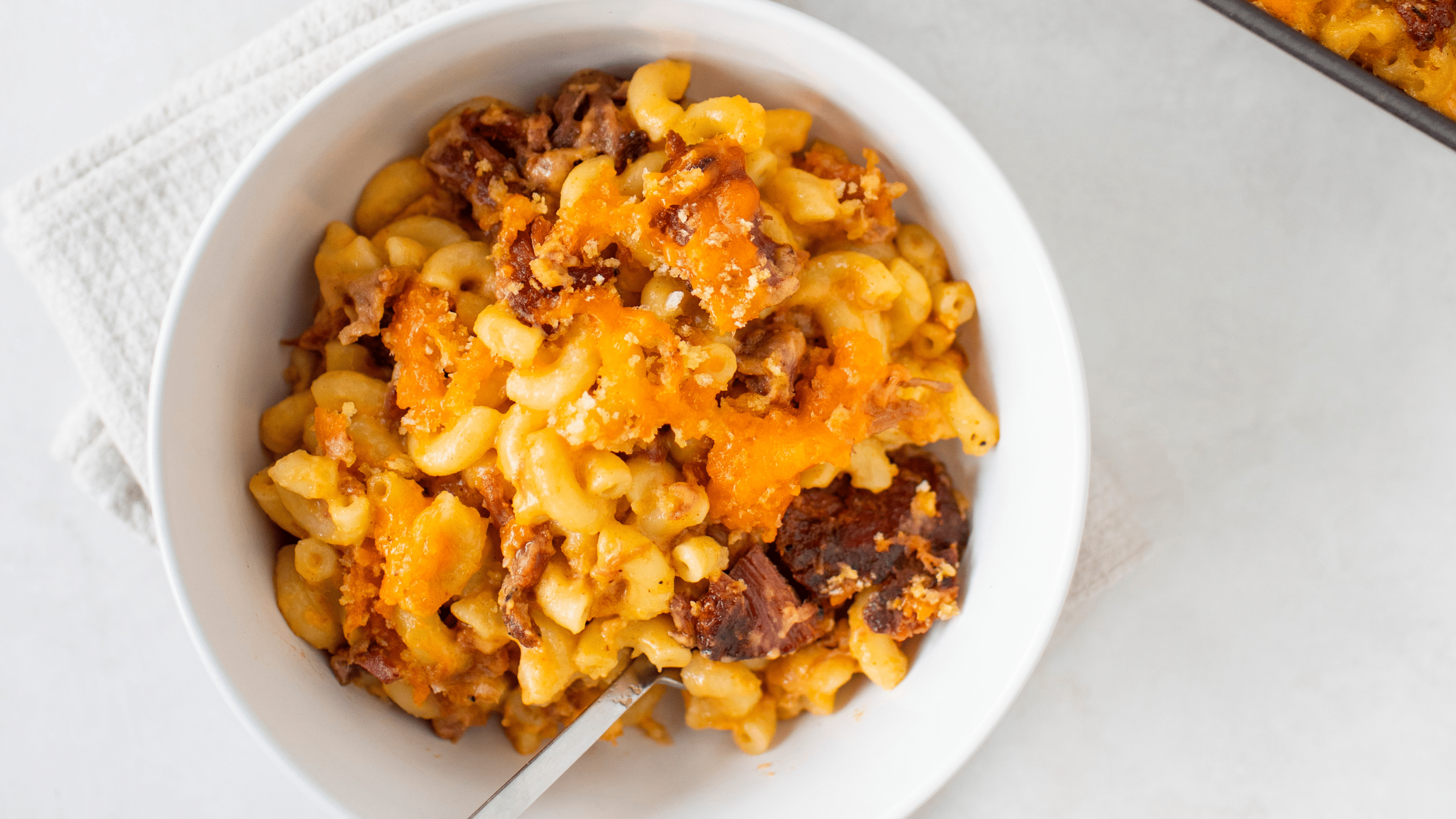 Pulled pork mac 'n cheese in a white bowl